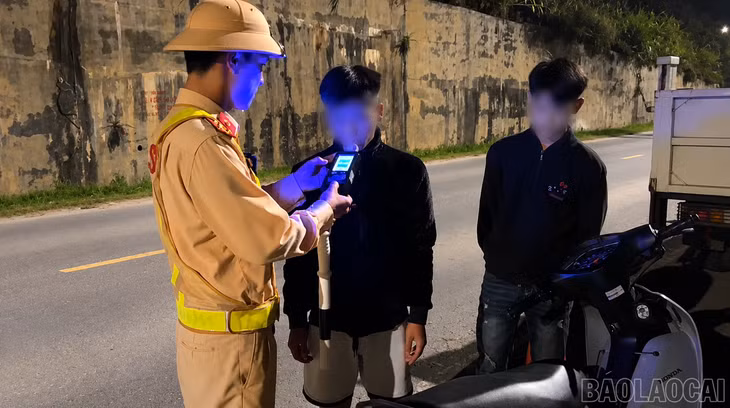 Lực lượng cảnh sát giao thông kiểm tra nồng độ cồn đối với người điều khiển phương tiện.