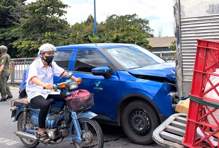 hiếc xe taxi tông thẳng vào đuôi xe tải ngay trên cầu Gò Dưa. Ảnh: HT