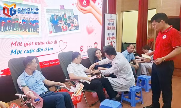 Đông đảo cán bộ, công chức, viên chức phường Quang Hanh tham gia hiến máu tình nguyện năm 2026.