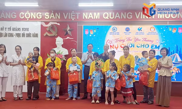 Trao quà Trung thu cho bệnh nhi và bệnh nhân nặng