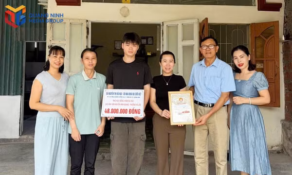 Trao học bổng cho sinh viên có hoàn cảnh khó khăn tại phường Hà Lầm