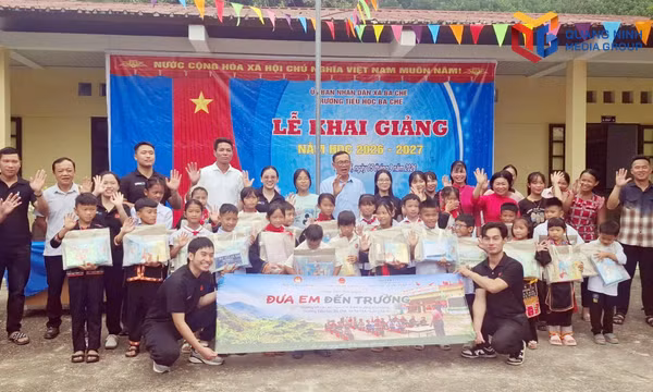 Trao quà cho học sinh điểm trường Khe Vang xã Ba Chẽ nhân dịp khai giảng năm học mới