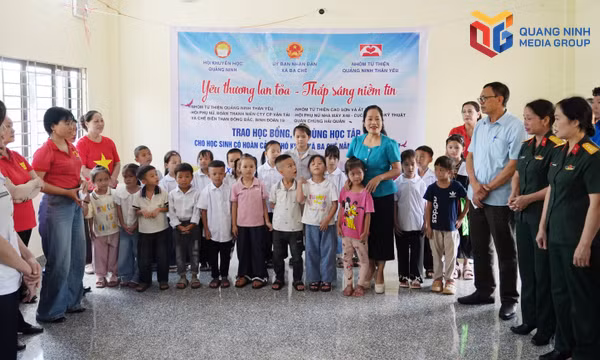 Chắp cánh cho học sinh khó khăn vững bước đến trường