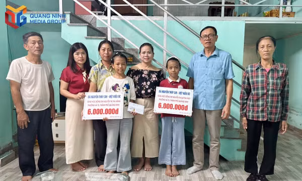 Trao học bổng cho học sinh mồ côi phường Hà Tu