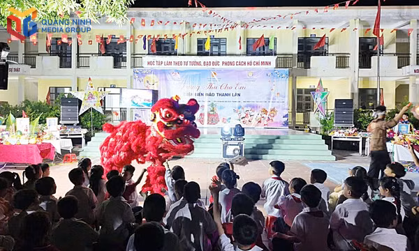 Ấm áp “Vui hội trăng rằm” với trẻ em đảo Thanh Lân