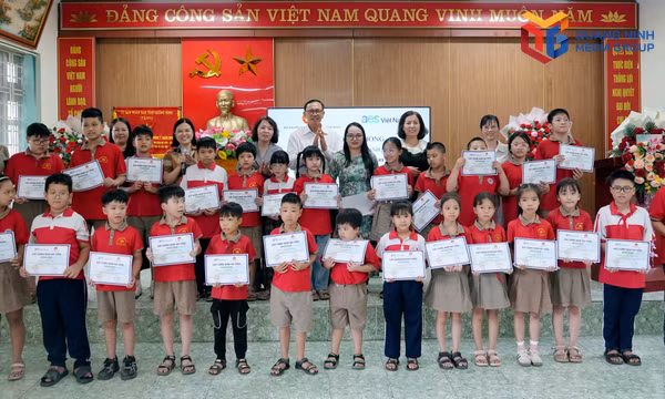 Trao học bổng cho học sinh vượt khó xã Hải Hòa và phường Mông Dương