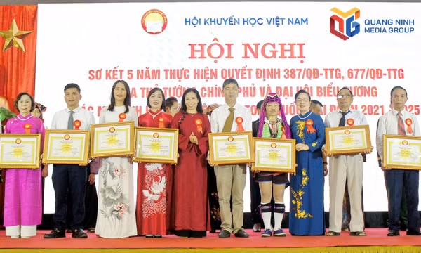 10 đại biểu Quảng Ninh được khen thưởng tại Đại hội biểu dương các mô hình học tập tiêu biểu toàn quốc
