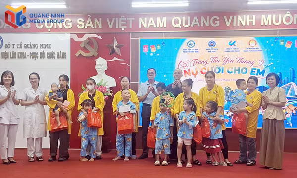 Chị Lê Thị Ninh (ngoài cùng bên phải) Phó Chánh văn phòng Ban Từ thiện xã hội, Trung ương Giáo hội Phật giáo Việt Nam, Trưởng Nhóm từ thiện Huệ Thảo và Hội Khuyến học thành phố tặng quà Trung thu cho các bệnh nhi đang điều trị tại Bệnh viện Lão khoa - Phục hồi chức năng thành phố, tháng 9/2026.