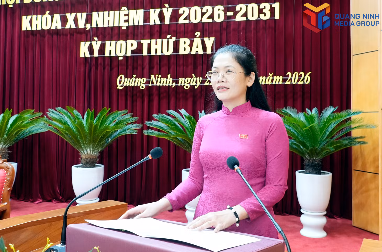 Đồng chí Nguyễn Thị Hồng Hạnh, Trưởng Ban Pháp chế HĐND tỉnh, trình bày báo cáo thẩm tra.
