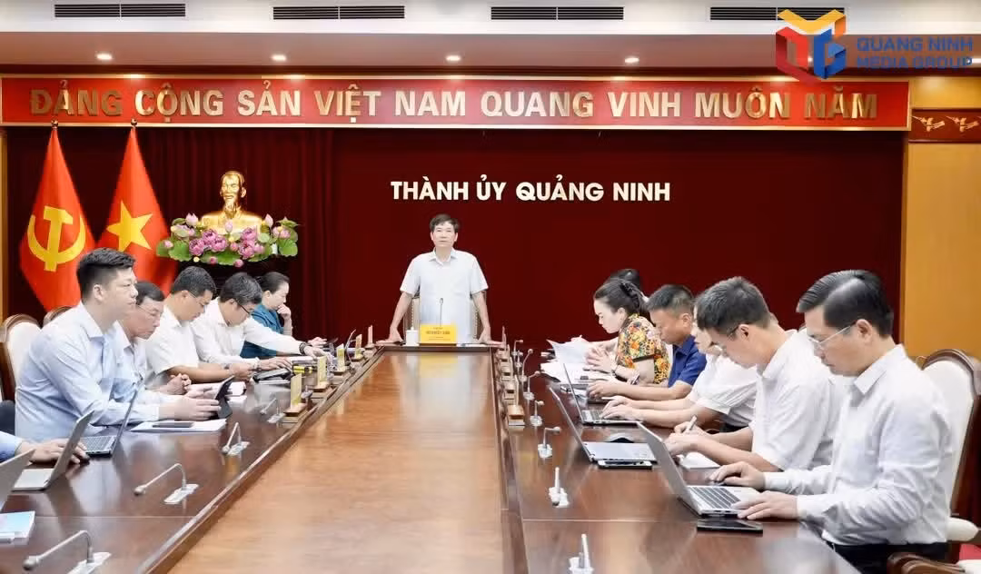 Đồng chí Vũ Quyết Tiến, Phó Bí thư Thành ủy, Chủ tịch Ủy ban MTTQ thành phố, chủ trì buổi làm việc về kết quả thực hiện Chiến dịch “100 ngày làm việc xử lý các điểm nghẽn về chuyển đổi số” trong công tác tổ chức xây dựng Đảng và hoạt động của MTTQ, các tổ chức chính trị - xã hội thành phố.