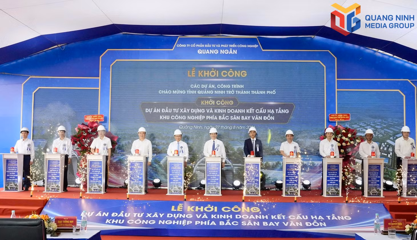Các đại biểu ấn nút khởi công dự án.