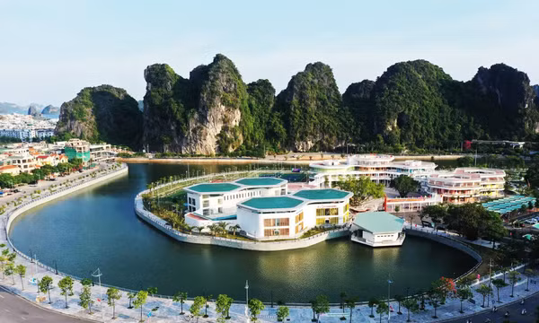 Cung Văn hoá thanh, thiếu nhi Quảng Ninh với kiến trúc độc đáo, hiện đại.