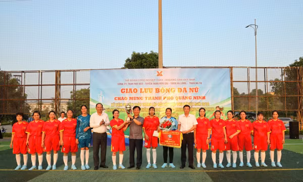 Ban Tổ chức trao giải nhất cho đội bóng Công ty Cổ phần Than Hà Tu.