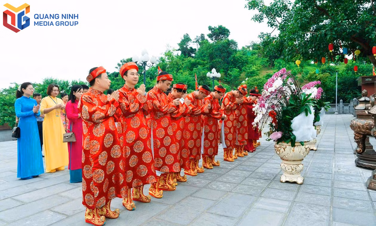 Đại biểu thành kính dâng hương tưởng nhớ công ơn của Đức Ông Hưng Nhượng Đại Vương Trần Quốc Tảng cùng các nhân thần.