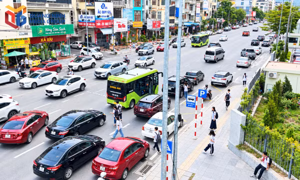 Điểm đón xe buýt bị chiếm dụng, học sinh đối mặt nguy cơ mất an toàn