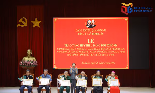 Bình Liêu: Trưởng Ban Tổ chức Tỉnh ủy trao Huy hiệu Đảng đợt 2/9 cho các đảng viên