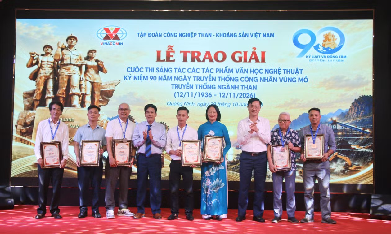 Trao giải cuộc thi sáng tác các tác phẩm VHNT kỷ niệm 90 năm Ngày Truyền thống công nhân Vùng mỏ - Truyền thống ngành Than