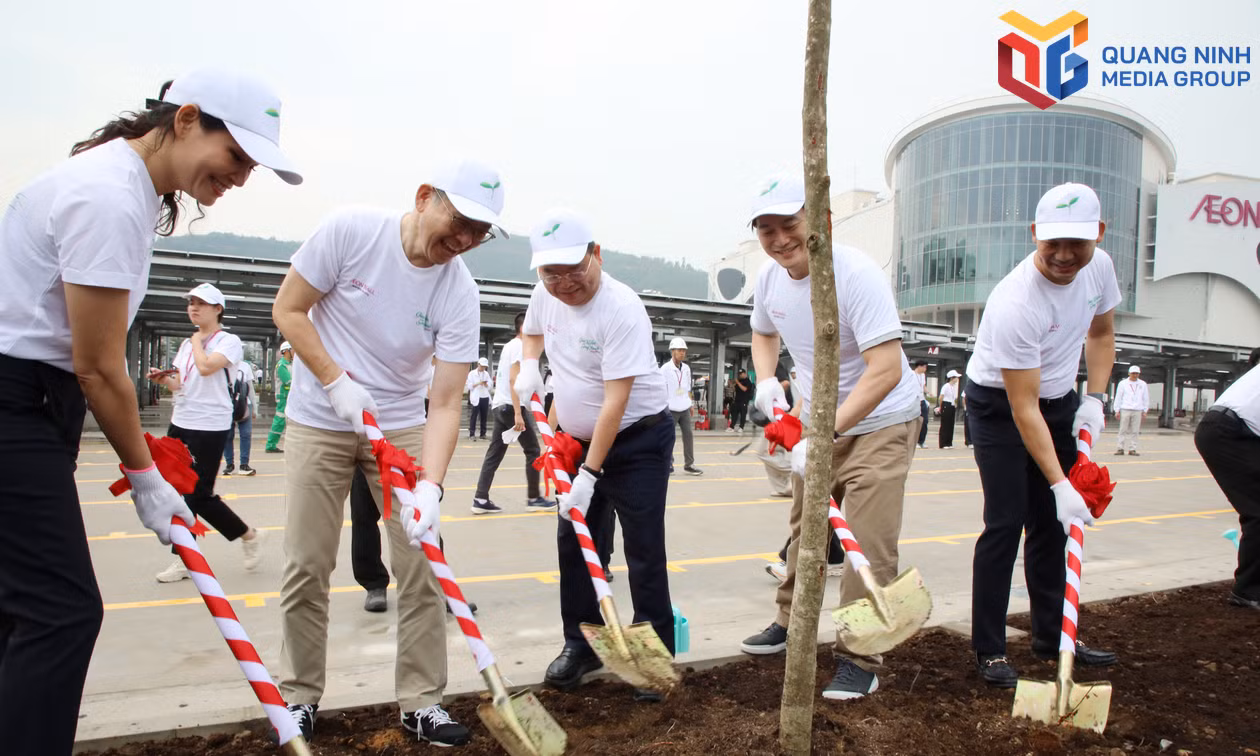 Đồng chí Bí thư Thành ủy Quản Minh Cường tham gia trồng cây xanh tại AEON MALL Hạ Long 