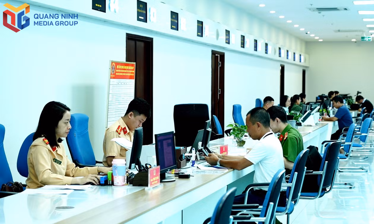 Lực lượng Công an phường Cao Xanh hướng dẫn người dân khu phố 2 ( phường Cao Xanh) ứng dụng VNeID.