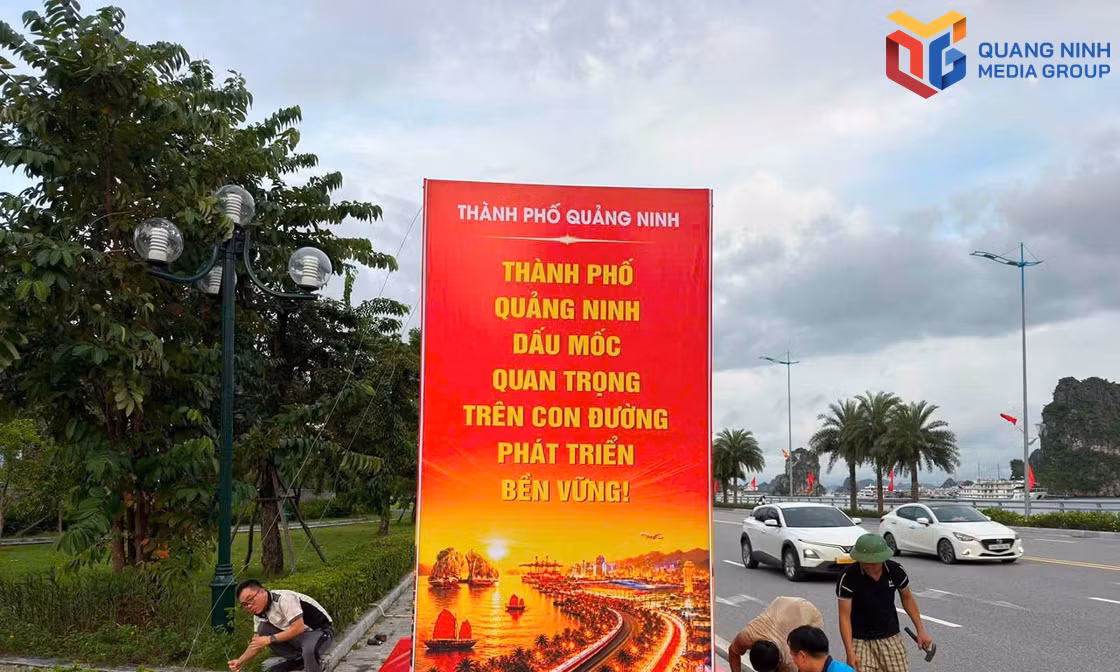 Công nhân Công ty Quảng cáo Quang Minh lắp đặt các cụm pano chào mừng thành phố Quảng Ninh.