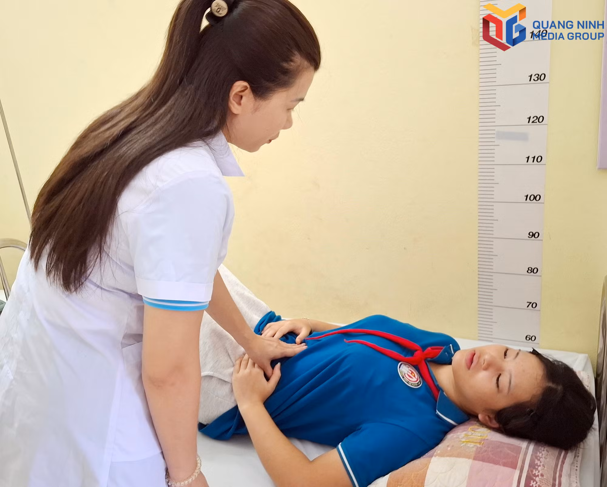 Cán bộ y tế Trường TH-THCS và THPT Nguyễn Bỉnh Khiêm (phường Việt Hưng) thăm khám, học sinh tại trường.
