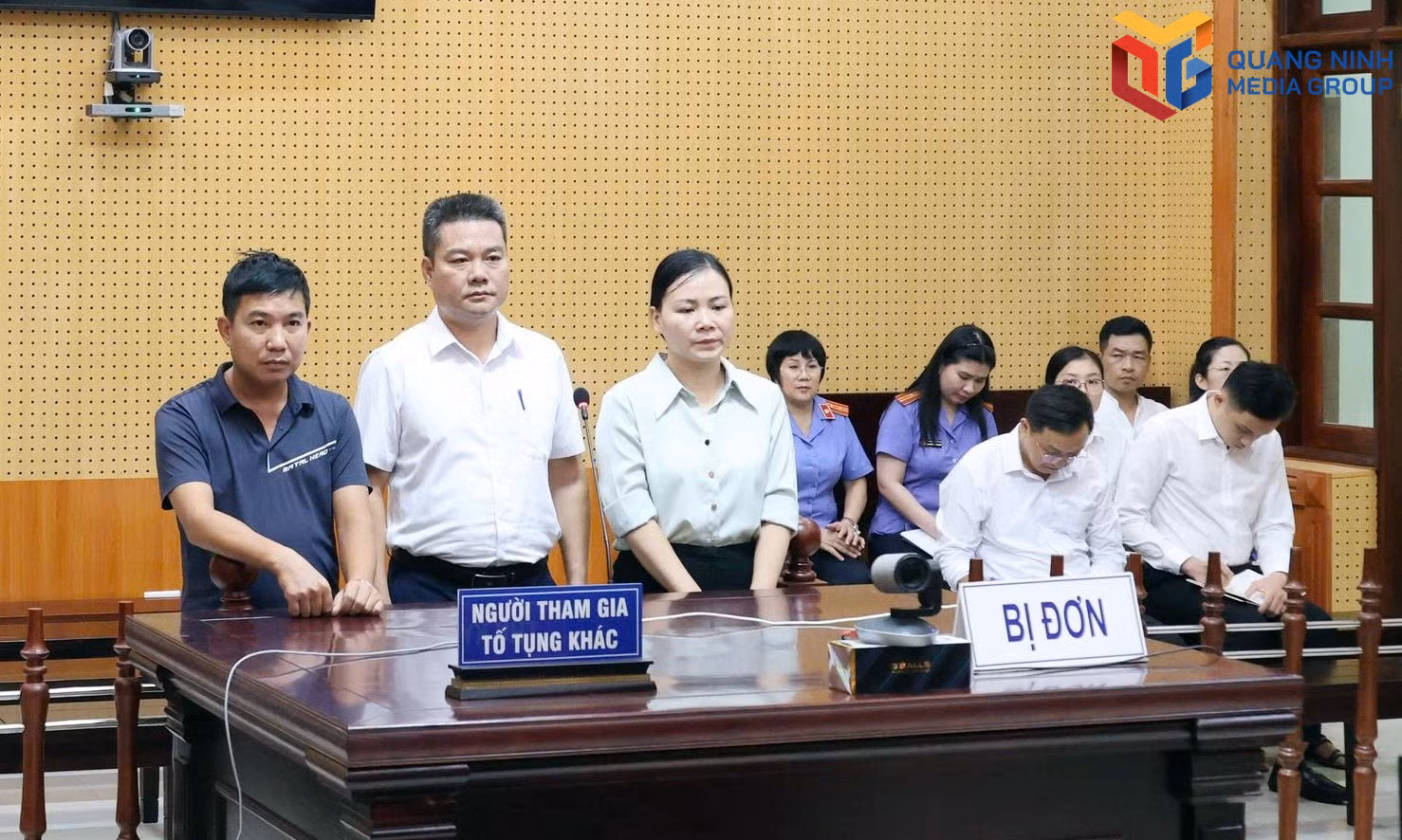 Giữa tháng 9/2026, Tòa án nhân dân Khu vực 6 - Quảng Ninh mở phiên tòa xét xử vụ kiện công ích do Viện KSND Khu vực 6 - Quảng Ninh khởi kiện Công ty TNHH Đăng Quyền (xã Quảng Hà) về hành vi nợ BHXH; đại diện Công ty đứng ngoài cùng bên trái.