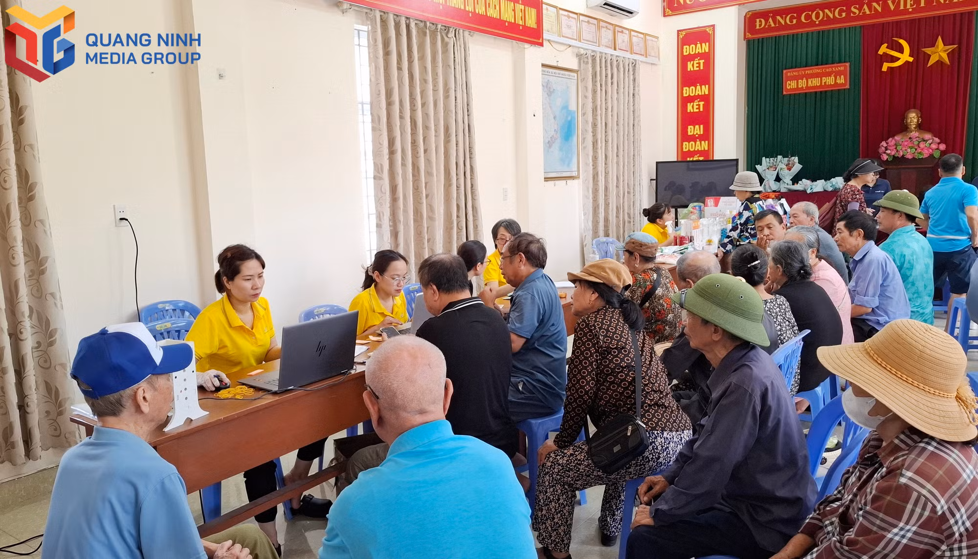 Người dân hưởng lương hưu, trợ cấp BHXH tại khu phố 4A, phường Cao Xanh nhận chế độ tháng 5/2026 tại nhà văn hóa khu phố.