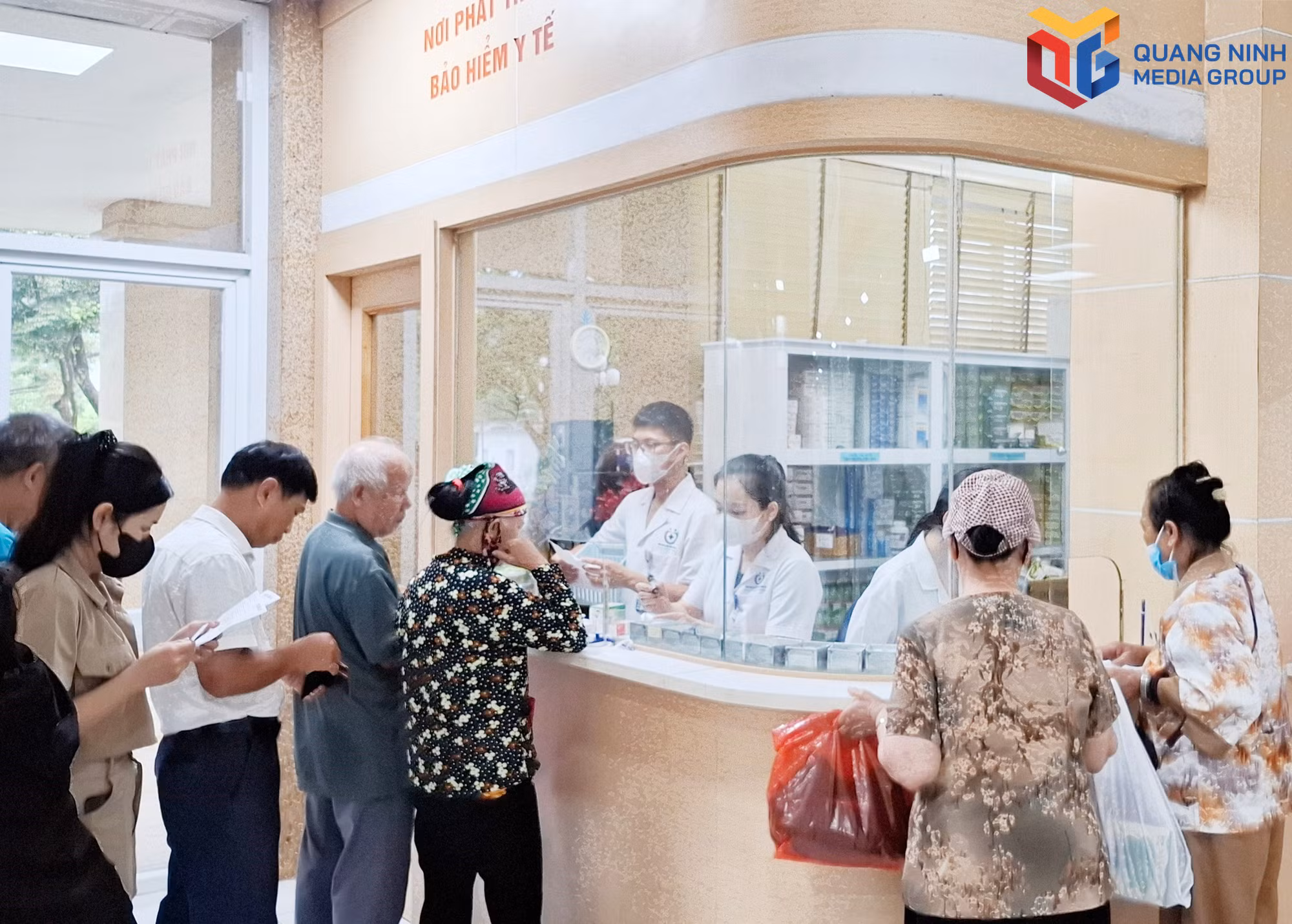 Người dân chờ nhận thuốc BHYT sau khi khám, chữa bệnh tại Bệnh viện Đa khoa Khu vực Quảng Yên.