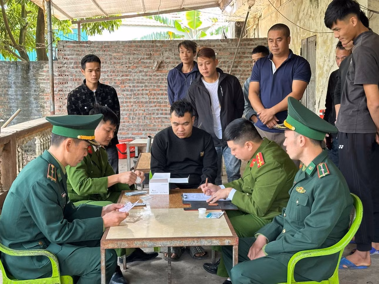 bqn_tl_anh-4-cong-an-xa-vinh-thuc-phoi-hop-voi-luc-luong-bien-phong-xet-nghiem-ma-tuy-voi-so-lao-dong-cu-tru-tren-dia-ban.jpg