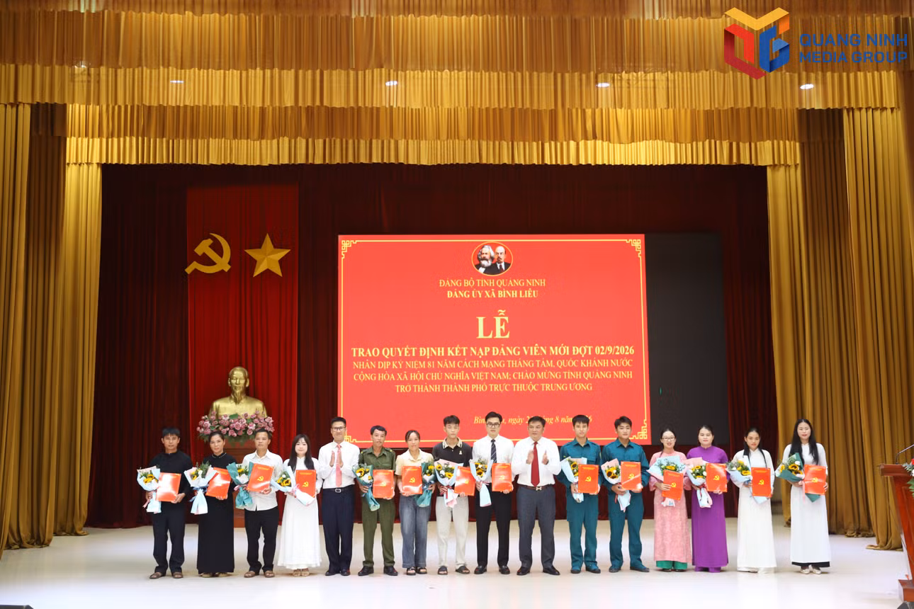 bqn_tr_xa-binh-lieu-to-chuc-le-trao-quyet-dinh-ket-nap-dang-vien-moi-cho-15-quan-chung-uu-tu.jpg