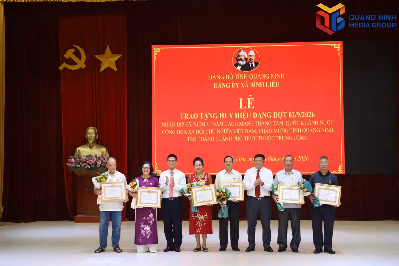 bqn_tr_cac-dong-chi-lanh-dao-xa-binh-lieu-trao-huy-hieu-45-nam-tuoi-dang-cho-cac-dong-chi-dang-vien.jpg