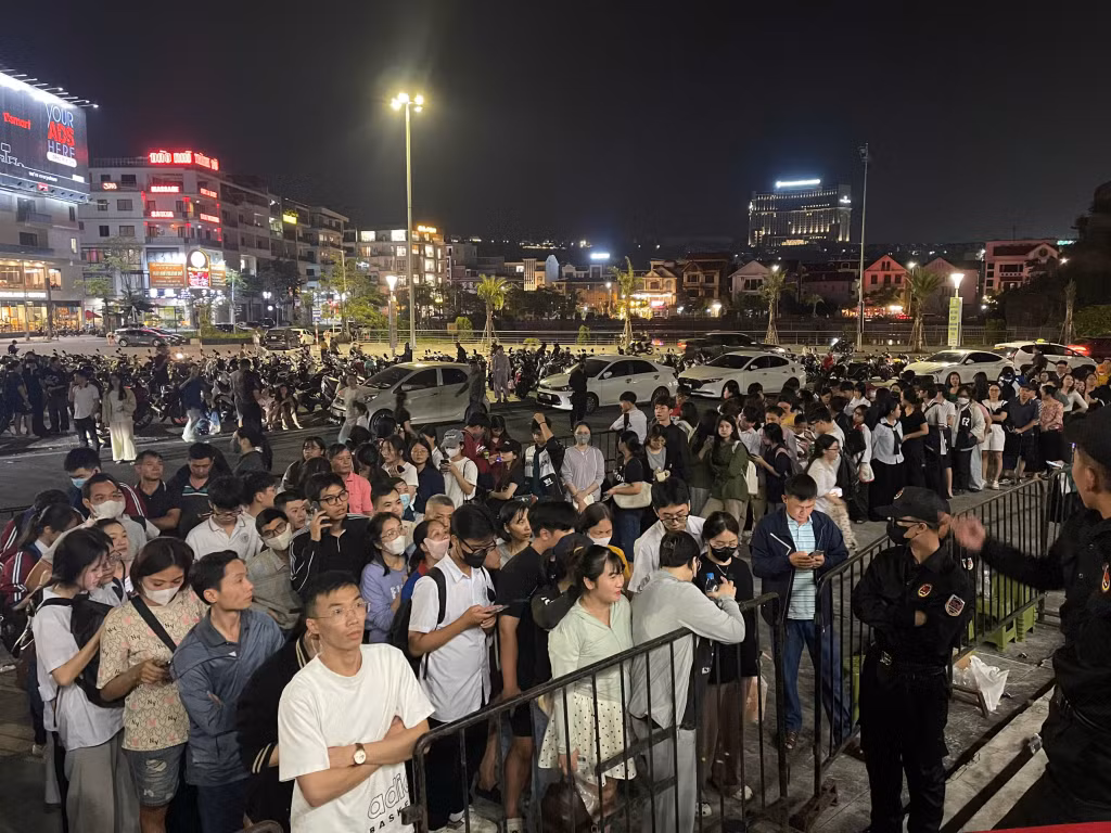 Mọi người kiên nhẫn chờ đợi đến giờ đổi vé.