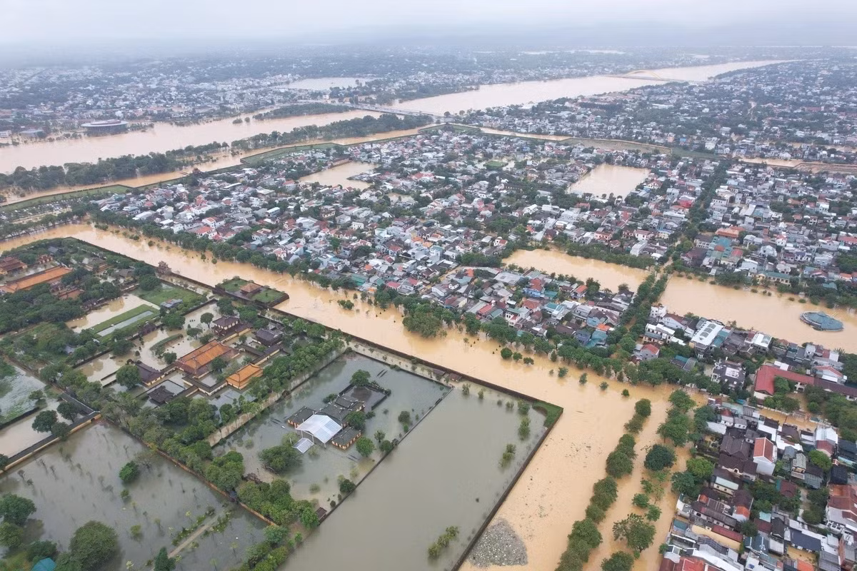 Trong khi đó, bốn bề TP Huế mênh mông biển nước. Nước sông Bồ và sông Hương đang ở mức báo động. Nhiều khu vực vùng trũng ngập sâu gây khó khăn cho công tác cứu hộ và di chuyển của người dân. Ảnh: Quân Windy.