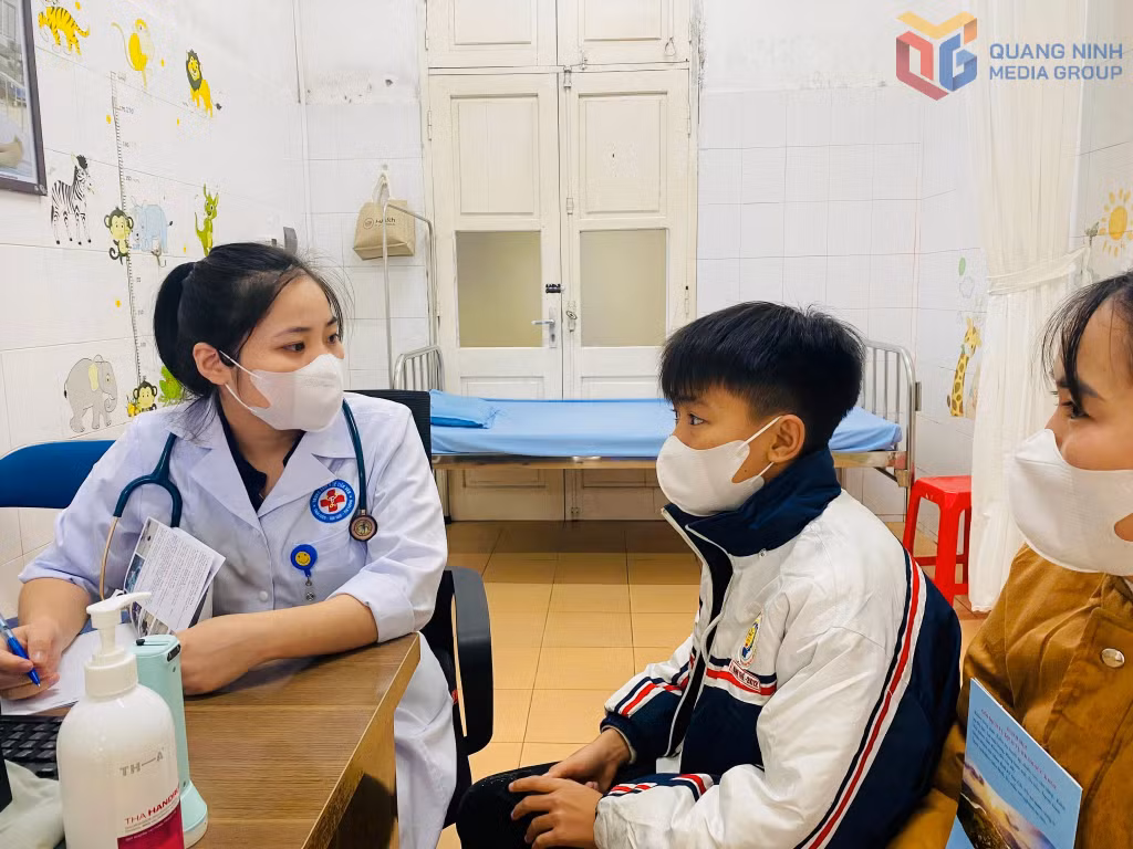 Bác sĩ Trung tâm Y tế Tiên Yên khám sức khỏe cho trẻ em.