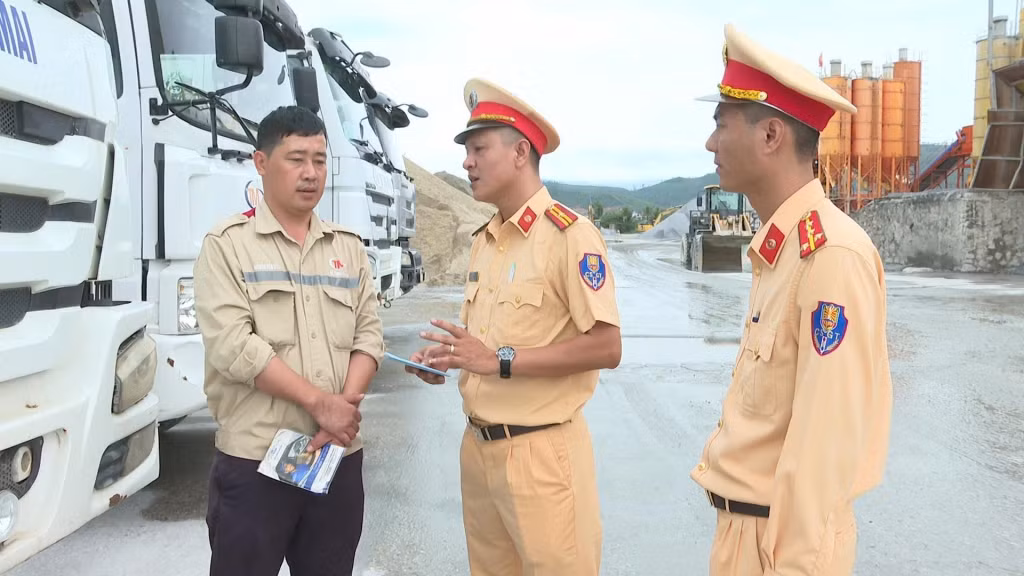 Lực lượng CSGT trực tiếp nhắc nhở lái xe nghiêm túc chấp hành Luật Trật tự, ATGT đường bộ khi tham gia giao thông.