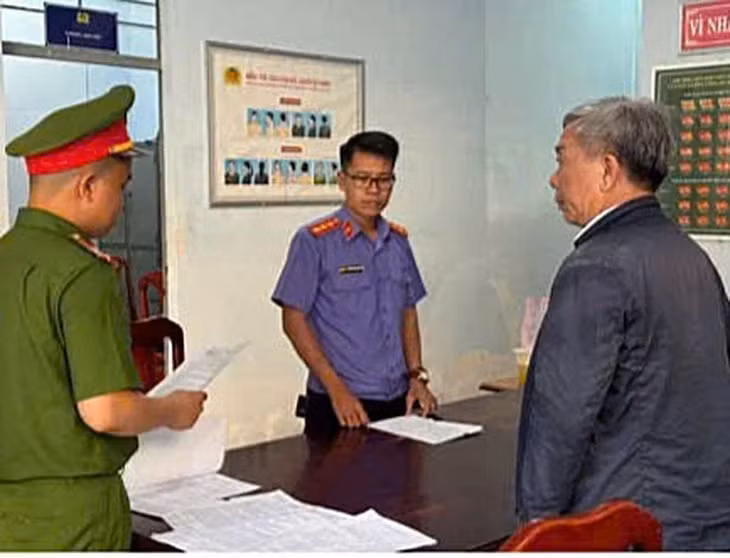 Cơ quan cảnh sát điều tra Công an tỉnh Lâm Đồng tống đạt quyết định khởi tố, thi hành lệnh bắt tạm giam bị can Nguyễn Văn Thành (áo đen) - Ảnh: Viện Kiểm sát nhân dân tỉnh Lâm Đồng