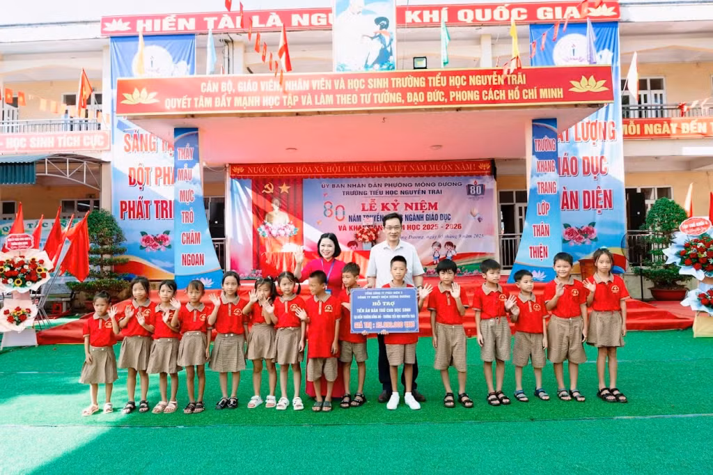Công ty Nhiệt điện Mông Dương trao tặng tiền hỗ trợ ăn trưa bán trú cho học sinh có hoàn cảnh khó khăn của trường Tiểu học Nguyễn Trãi.