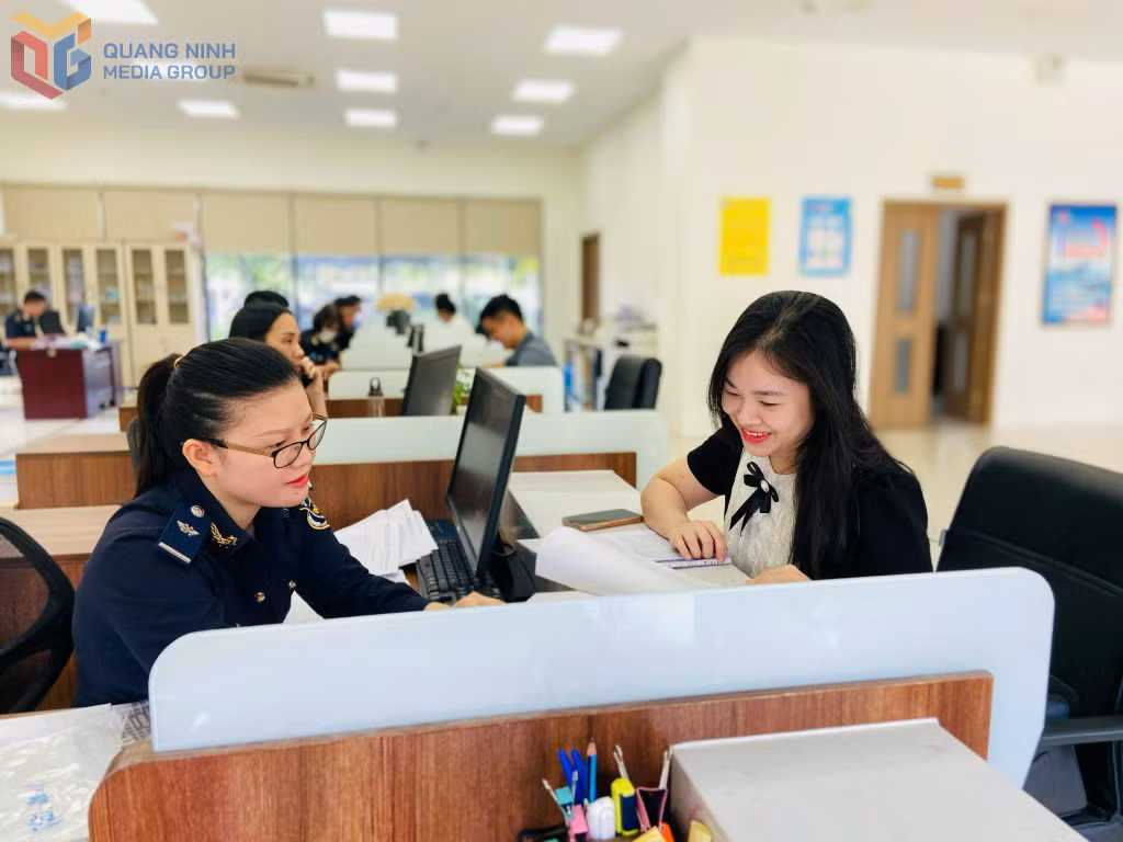 Công chức Hải quan cửa khẩu cảng Hòn Gai hướng dẫn doanh nghiệp thực hiện các thủ tục thông quan. Ảnh: Hoàng Nga