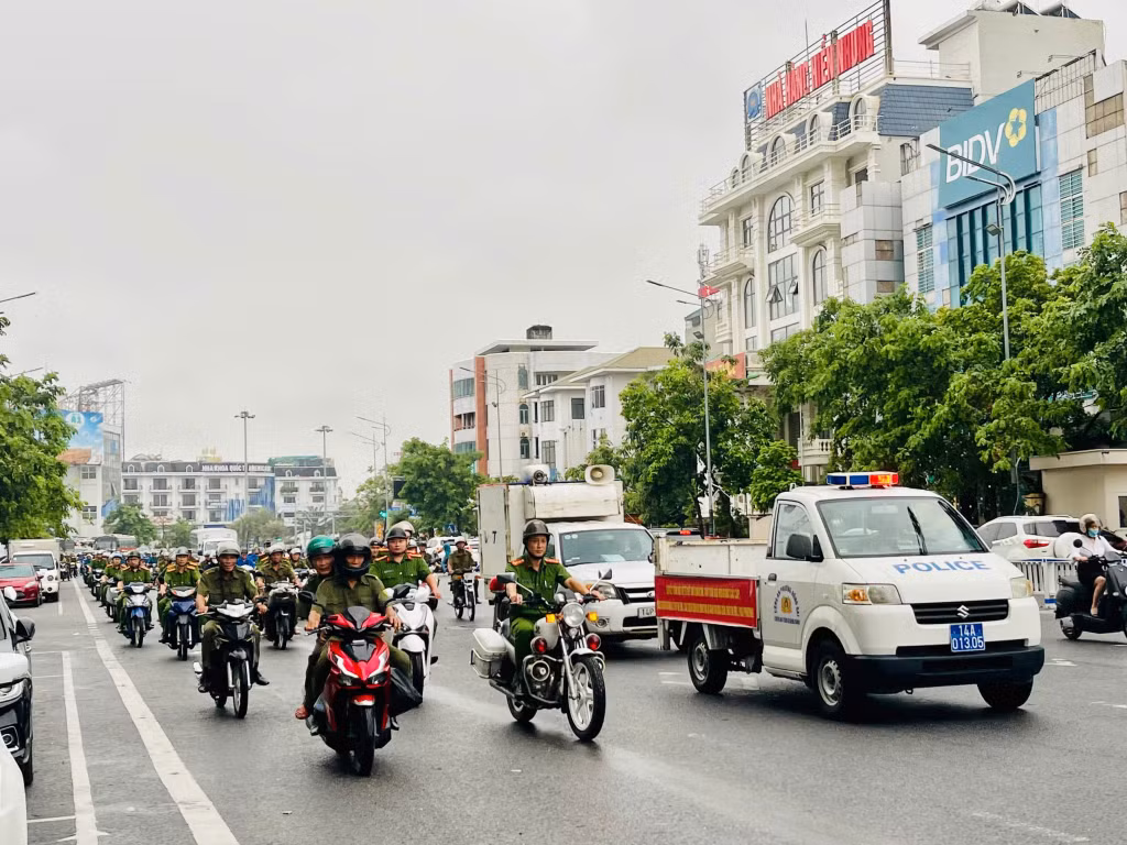 Xây dựng đội ngũ cán bộ, đảng viên thật sự tiên phong, gương mẫu, có trách nhiệm cao trong công việc, có bản lĩnh chính trị vững vàng, chính quy, tinh nhuệ, hiện đại.