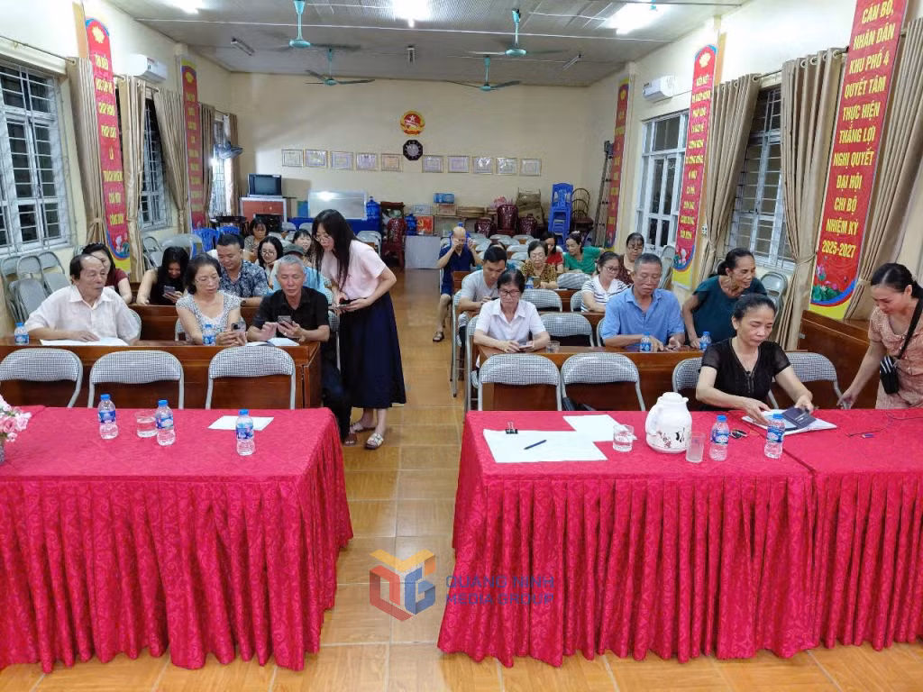 Trung tâm cung ứng dịch vụ công phường Hà Lầm hướng dẫn, hỗ trợ các hộ dân sử dụng ứng dụng EtaxMobile trong quá trình nộp thuế.