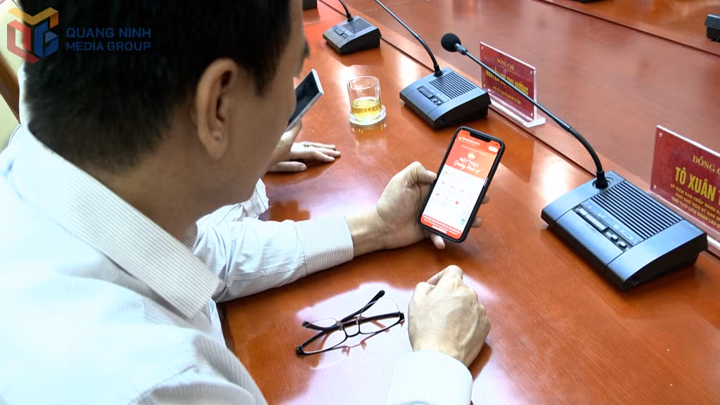 Các đại biểu đăng nhập vào ứng dụng "Mặt trận Quảng Ninh số".