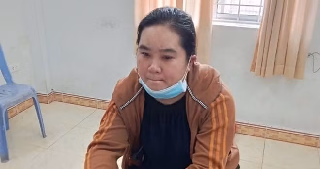 Lực lượng Công an bắt giữ đối tượng truy nã Võ Thị Minh Thư. Ảnh: Công an Vĩnh Long