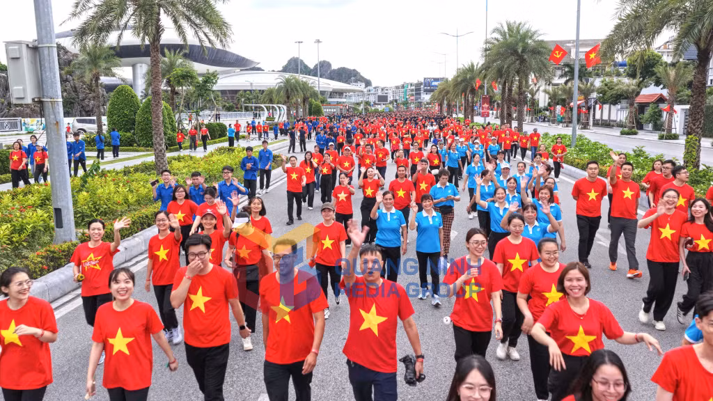 2025-08_Người dân vui vẻ hưởng ứng nhiệt tình sự kiện. Ảnh: Đỗ Phương