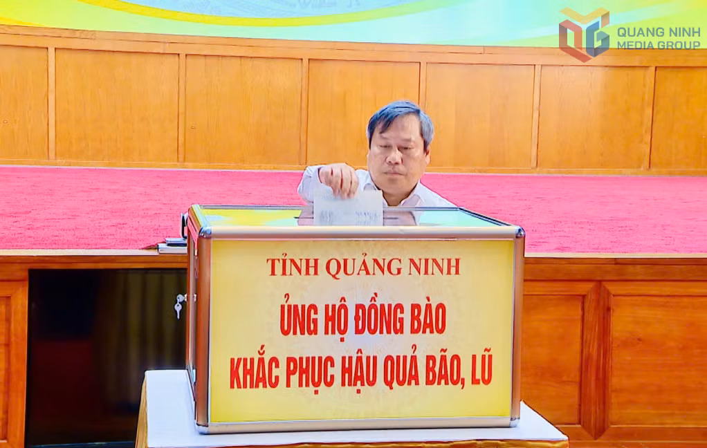 Các đồng chí lãnh đạo tỉnh hưởng ứng chương trình.