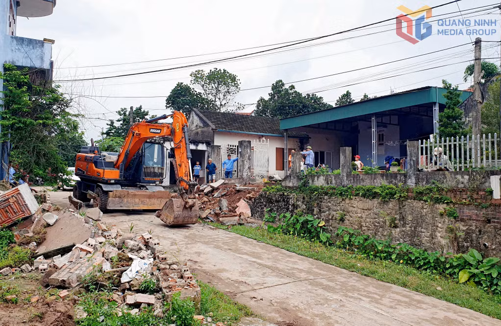 Xã Đường Hoa nhiều hộ dân tự nguyện hiến đất, bàn giao mặt bằng làm đường giao thông.