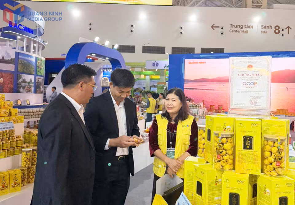 Đồng chí Nguyễn Văn Công, Phó Chủ tịch UBND tỉnh, dự lễ khai mạc và tham quan Khu trưng bày, giới thiệu các sản phẩm OCOP, sản phẩm đặc trưng, tiêu biểu tỉnh Quảng Ninh tại Hội chợ Mùa thu lần thứ nhất 2025.