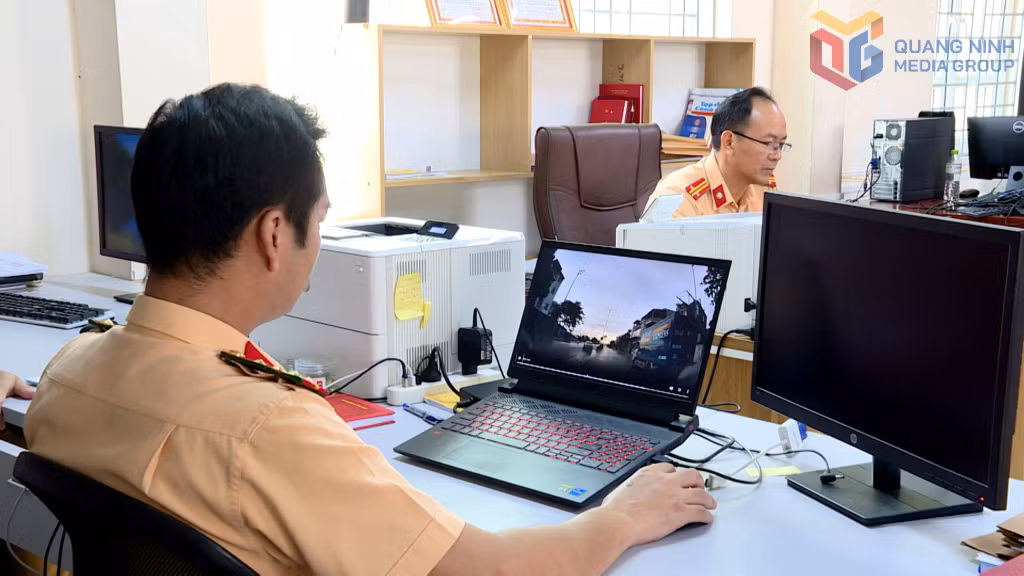 Cán bộ Phòng CSGT (Công an tỉnh) tiếp nhận, xác minh hình ảnh phản ánh tình hình giao thông do người dân gửi đến trang zalo OA 