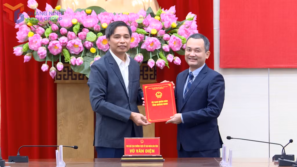Đồng chí Vũ Văn Diện, Phó Chủ tịch Thường trực UBND tỉnh trao quyết định Phó Giám đốc Sở Tài Chính. 