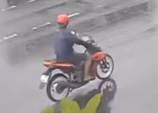 Đối tượng Phạm An Định lên xe máy tẩu thoát sau khi cướp giật điện thoại. Ảnh: Công an cung cấp