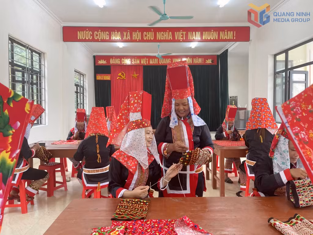 Bà con DTTS xã Quảng Tân thêu trang phục dân tộc.